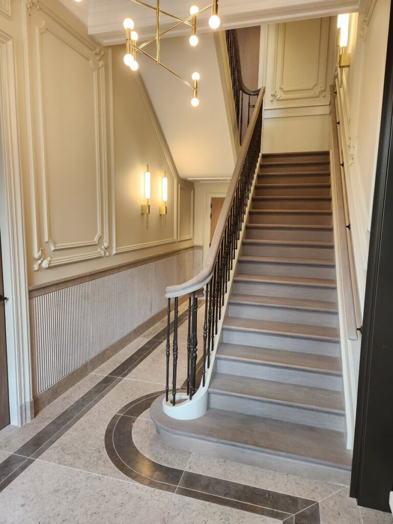 luxe,klassieke trap,houten trap,landgoed,landhuis,Zionssburg,Vught,Nederland,restauratie,renovatie,royaal,majestueus,hoogwaardig