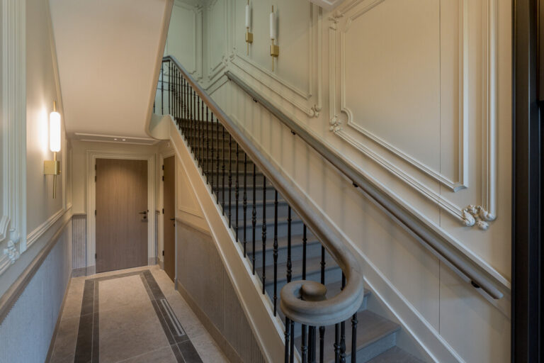 luxe,klassieke trap,houten trap,landgoed,landhuis,Zionssburg,Vught,Nederland,restauratie,renovatie,royaal,majestueus,hoogwaardig,zij aanzicht