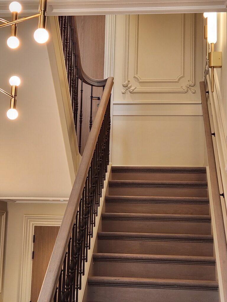 luxe,klassieke trap,houten trap,landgoed,landhuis,Zionssburg,Vught,Nederland,restauratie,renovatie,royaal,majestueus,hoogwaardig,bestijgen van de trap