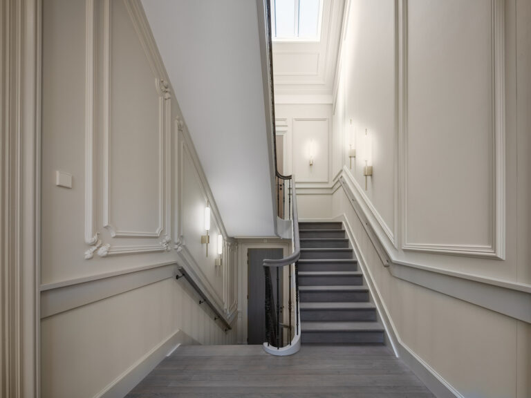 luxe,klassieke trap,houten trap,landgoed,landhuis,Zionssburg,Vught,Nederland,restauratie,renovatie,royaal,majestueus,hoogwaardig,verdieping