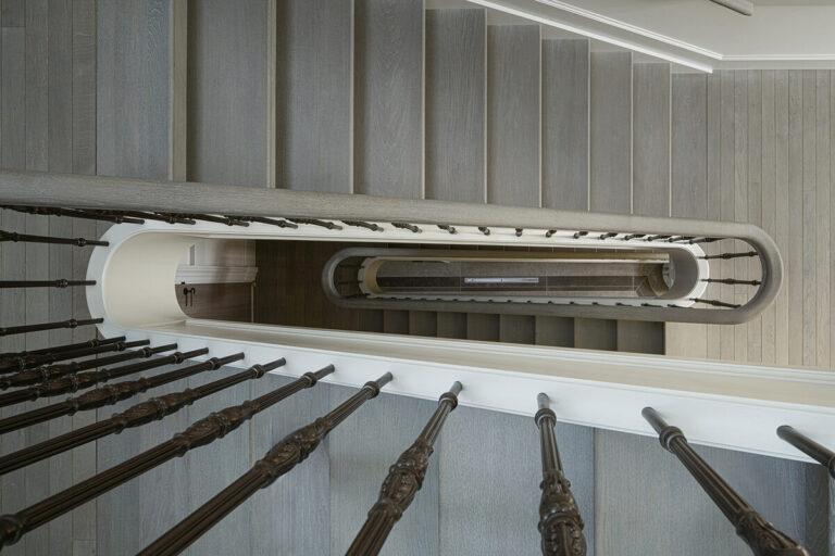 luxe,klassieke trap,houten trap,landgoed,landhuis,Zionssburg,Vught,Nederland,restauratie,renovatie,royaal,majestueus,hoogwaardig,bovenaanzicht