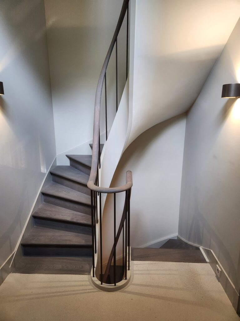 luxe,klassieke trap,houten trap,landgoed,landhuis,Zionssburg,Vught,Nederland,restauratie,renovatie,royaal,majestueus,hoogwaardig,diensttrappen