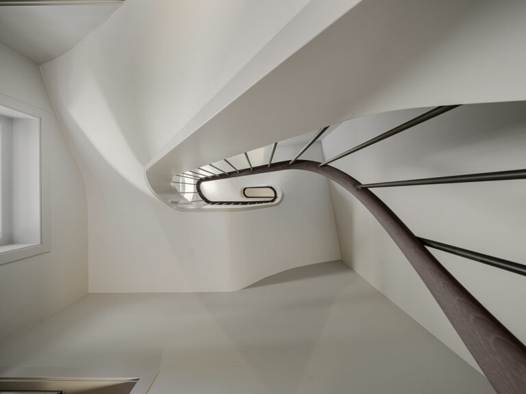 luxe,klassieke trap,houten trap,landgoed,landhuis,Zionssburg,Vught,Nederland,restauratie,renovatie,royaal,majestueus,hoogwaardig,diensttrappen,bovenaanzicht