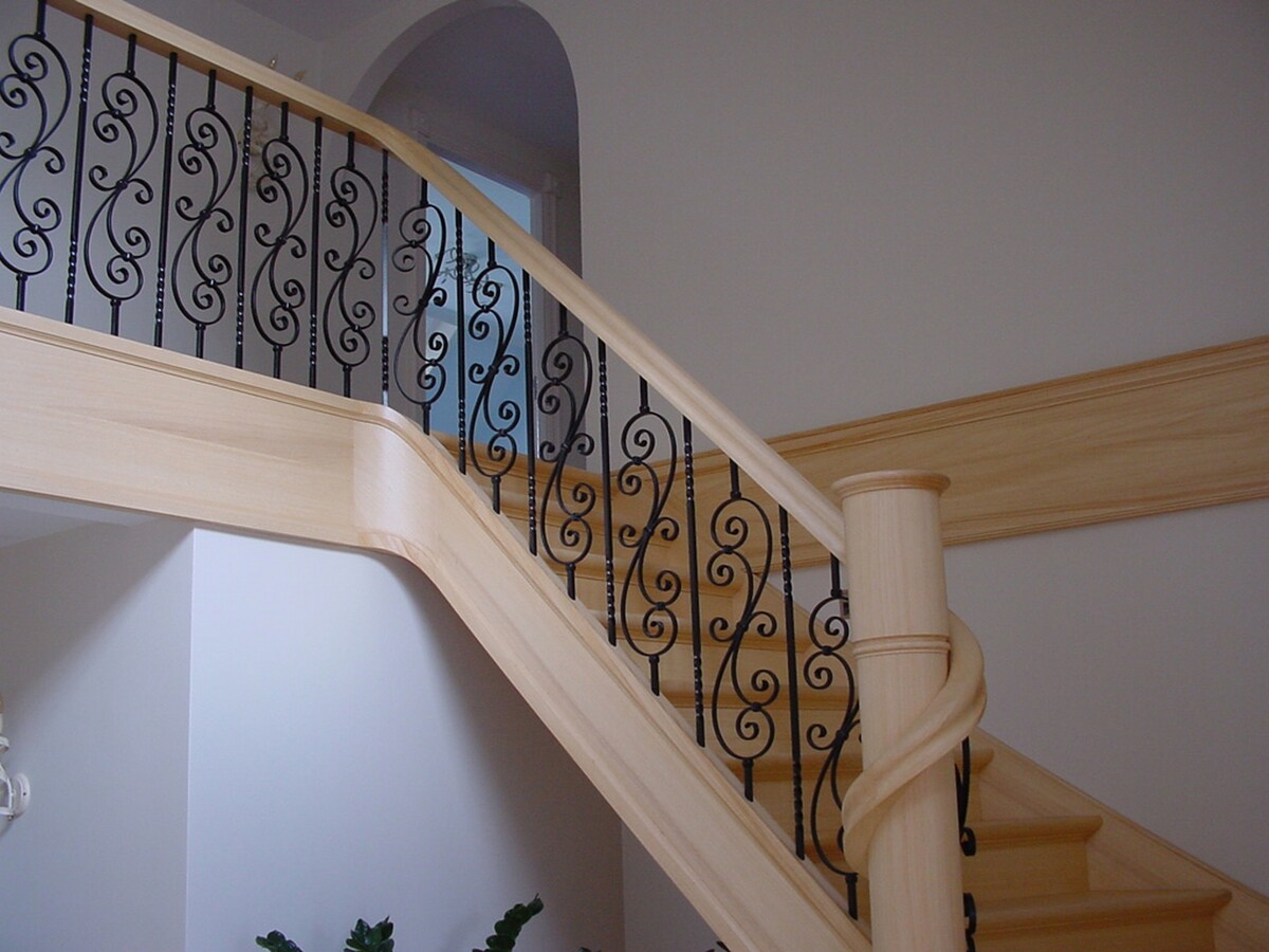 klassieke trap,koto,afrikaanse houtsoort,gele kleur,smeedwerk,hekwerk,trapleuning,balustrade