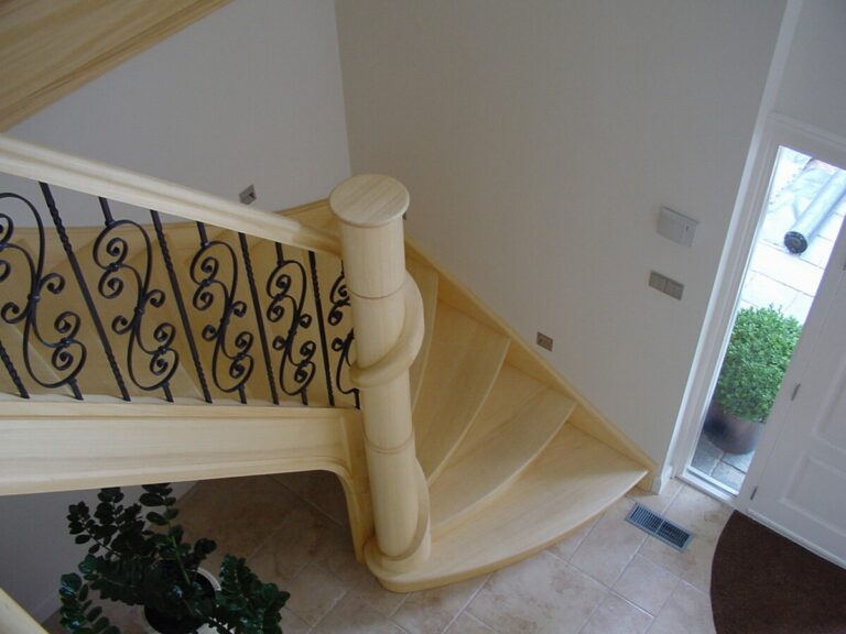 klassieke trap,koto,afrikaanse houtsoort,gele kleur,smeedwerk,hekwerk,trapleuning,balustrade