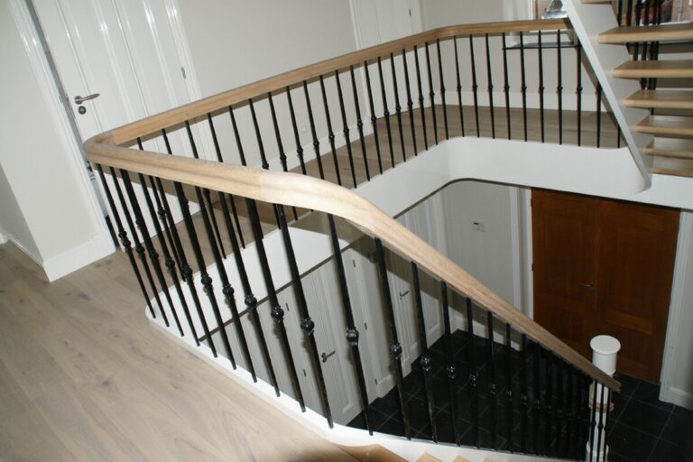 houten trap,klassieke trap,smeedwerk,gelakt,bergeijk,nederland