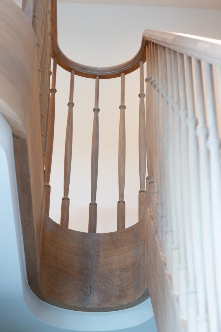 sierlijke houten trap,klassieke trap,Essen,balustrade overloop