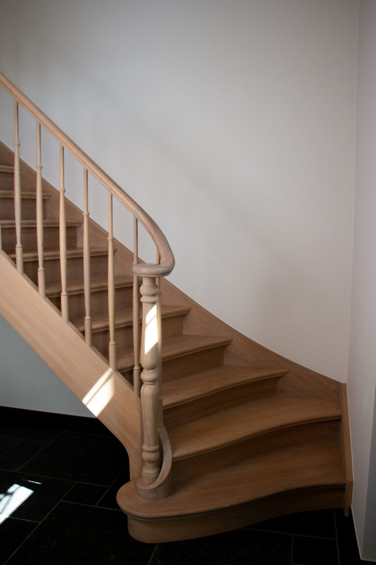 sierlijke houten trap,klassieke trap,Essen, aanvang trap,trappaal
