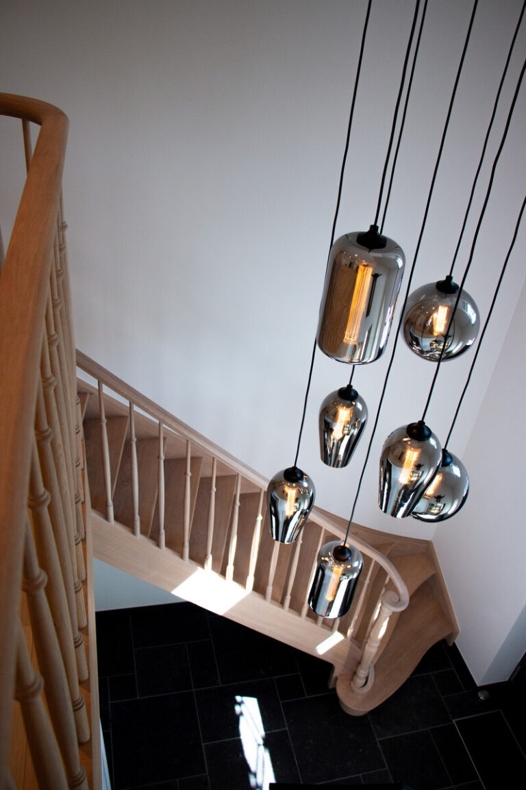 sierlijke houten trap,klassieke trap,Essen,verlichting,detail