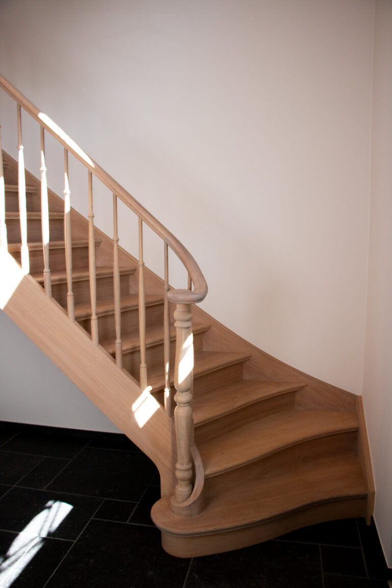 sierlijke houten trap,klassieke trap,Essen,hoofdtrappaal