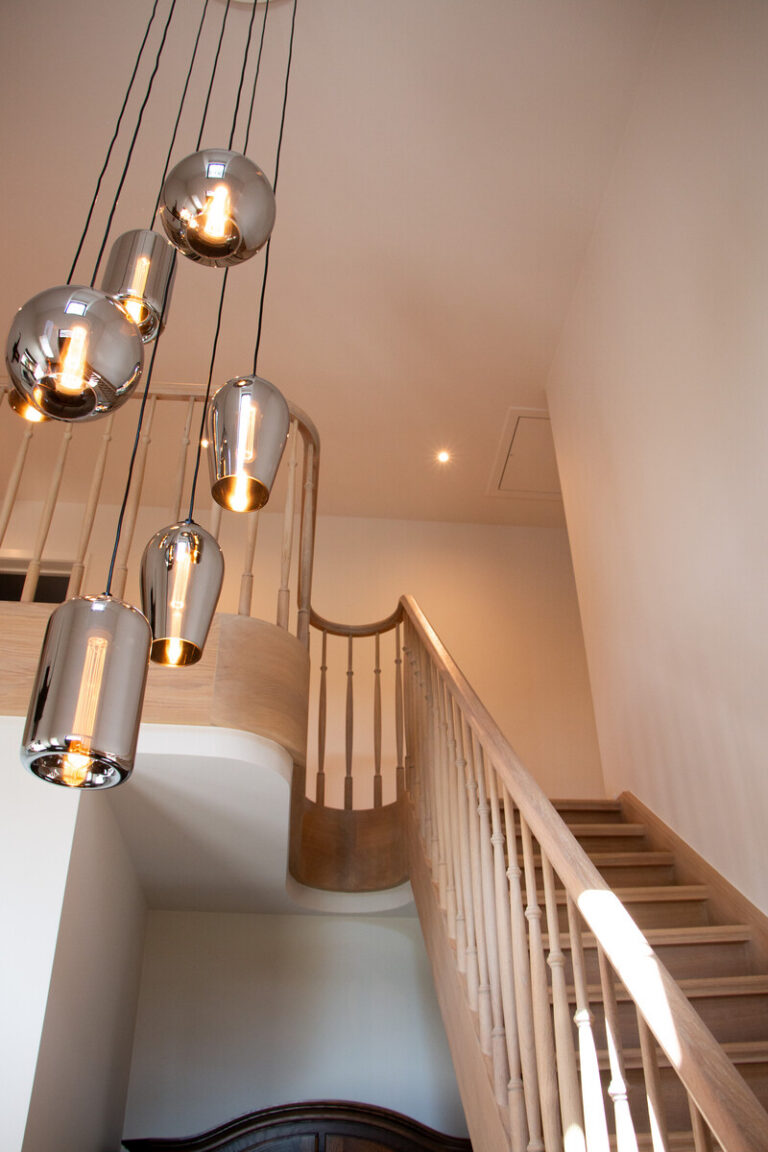 sierlijke houten trap,klassieke trap,Essen, verlichting verdieping