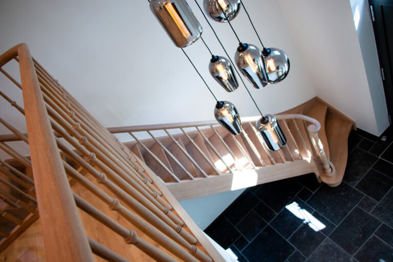 sierlijke houten trap,klassieke trap,Essen, bijpassende verlichting