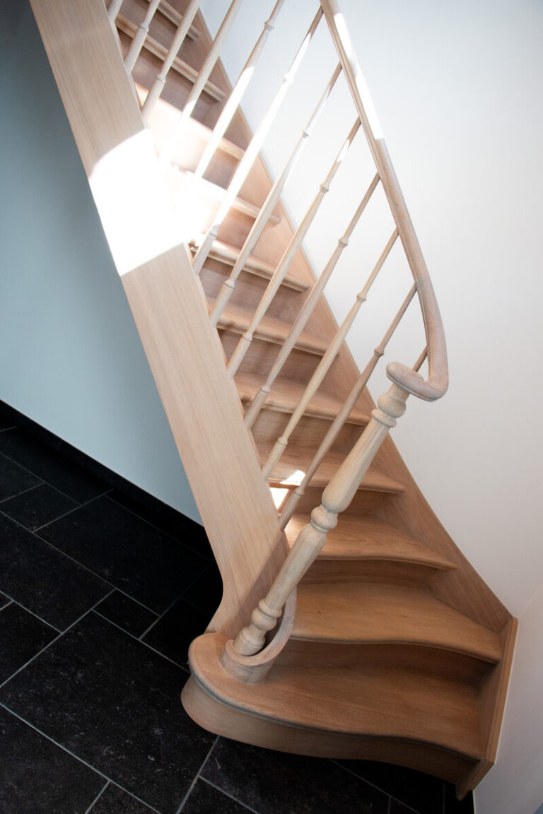 sierlijke houten trap,klassieke trap,Essen,zij-aanzicht