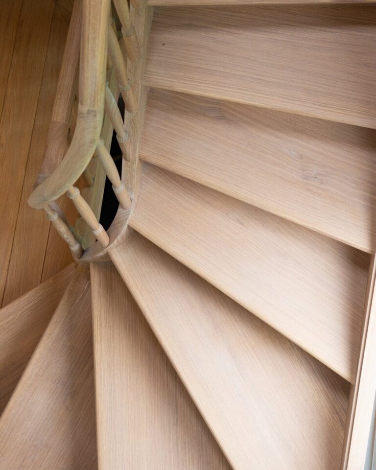Detail van houten traptreden met zichtbare nerf en verfijnde afwerking