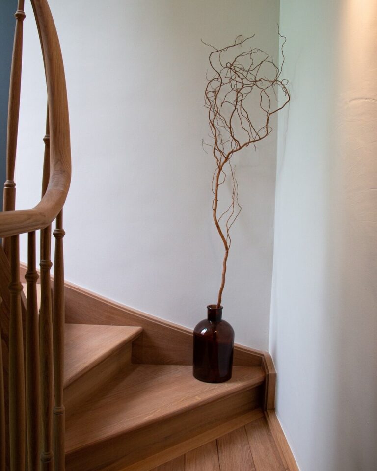 Houten trap met kwartdraai en decoratief element op de trede